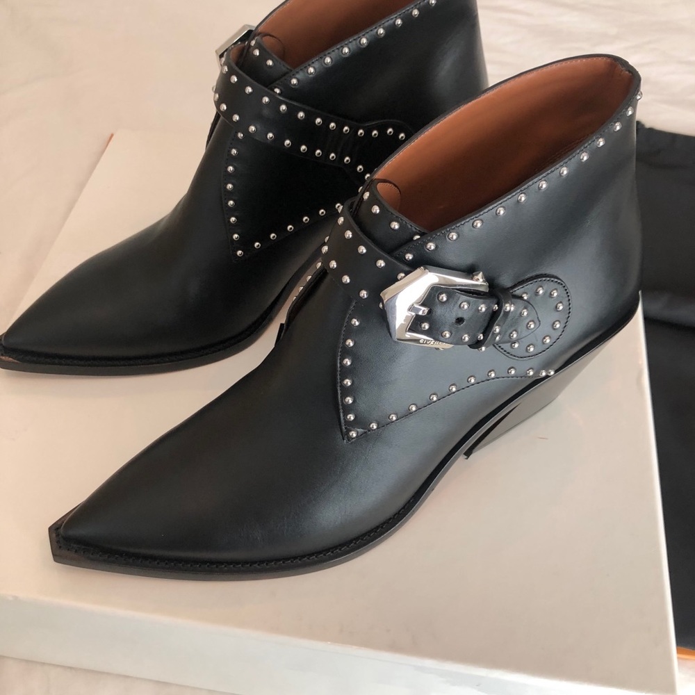 ❌SOLD❌ GIVENCHY - Black Elegant Ankle Boot 38.5